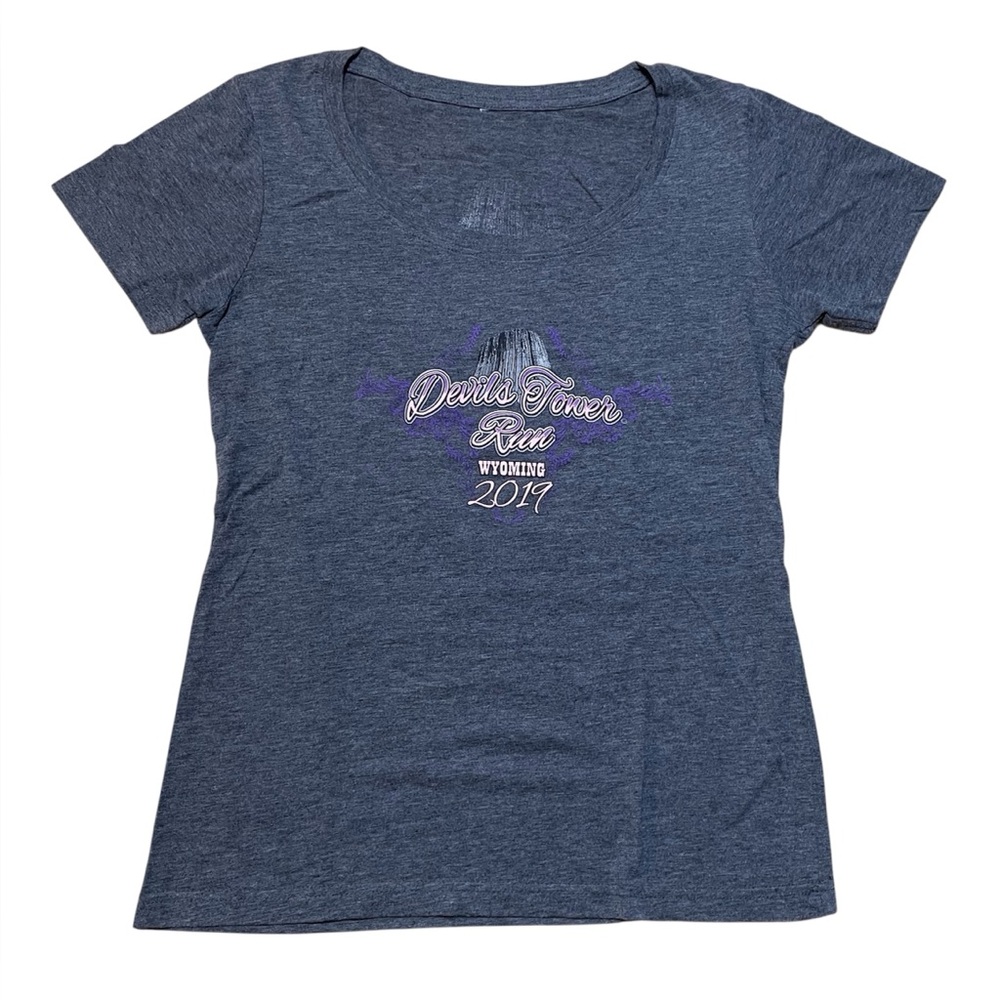 DevilStone Run 2019 Motorcycle Rally Tee Women’s Gray Devils Tower WY Graphic M